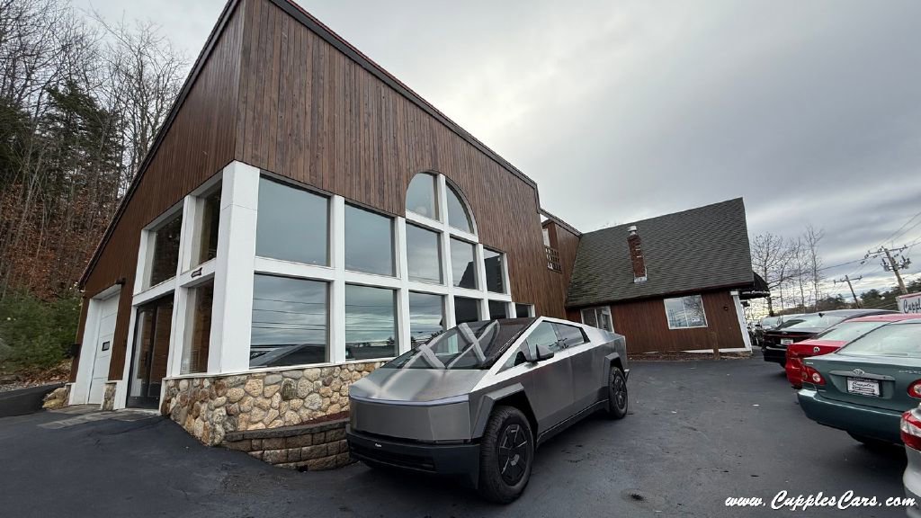 Used 2025 Tesla Cybertruck AWD Crew Cab image 30