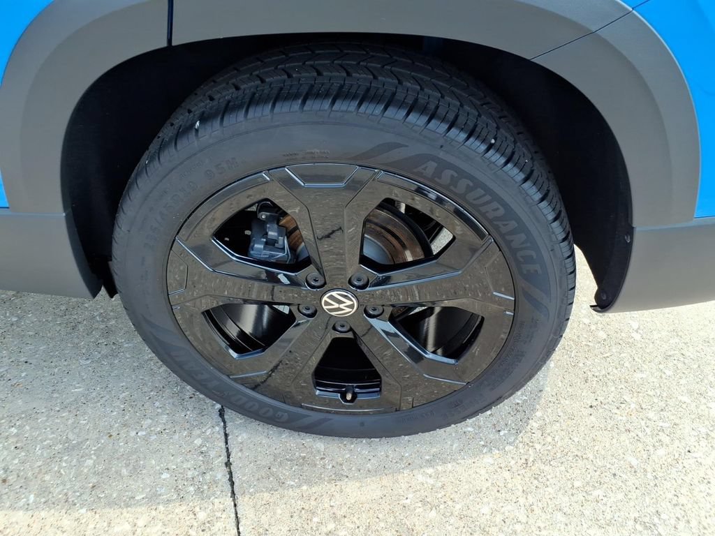 Certified 2025 Volkswagen Taos SE AWD/4WD image 23