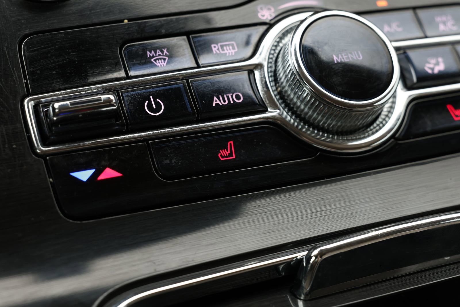 Used 2023 Lincoln Nautilus FWD w/ Premium Package image 4