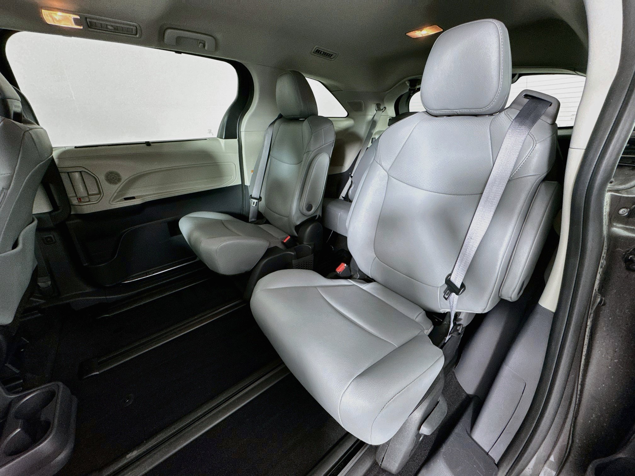 Used 2024 Toyota Sienna XLE w/ XLE Plus Package AWD/4WD image 25