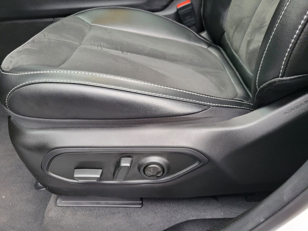 Used 2024 Jeep Grand Cherokee L Altitude RWD image 16
