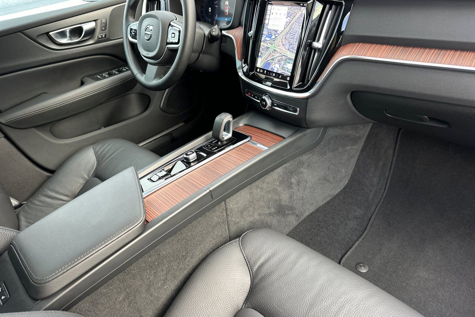 Used 2025 Volvo V60 B5 Cross Country Plus image 16