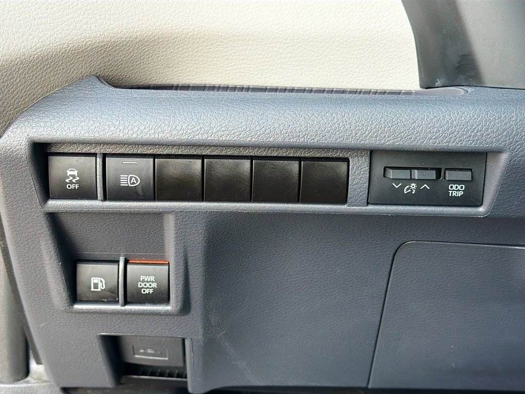 Used 2023 Toyota Sienna XLE image 35