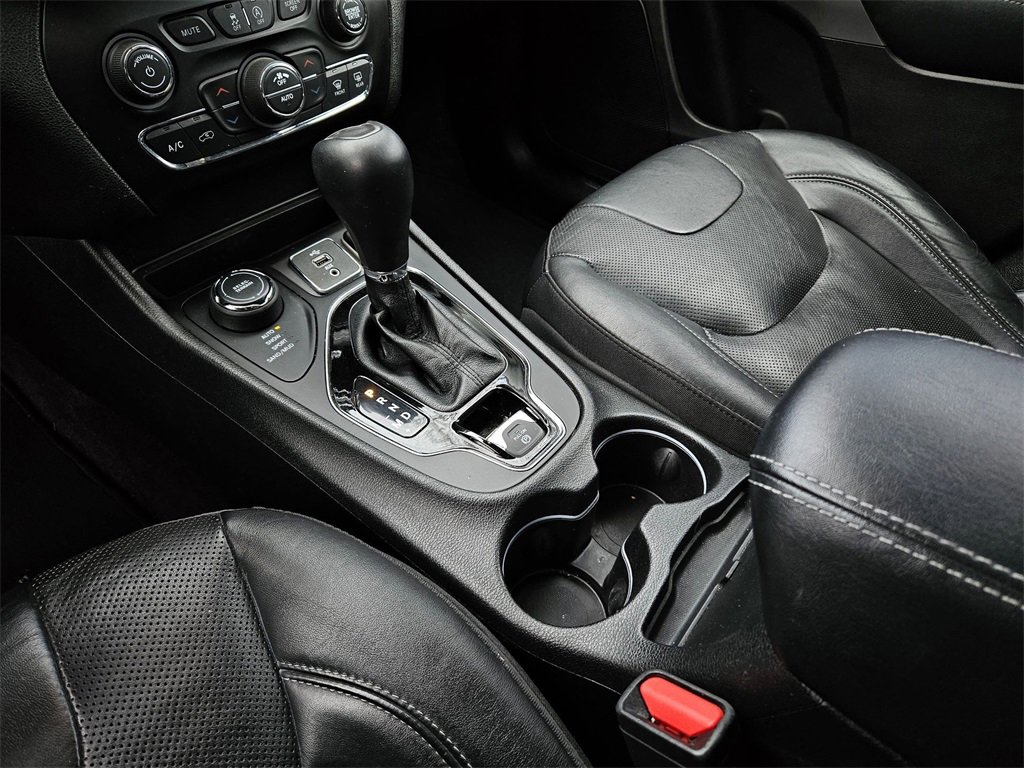 Used 2019 Jeep Cherokee Limited image 14