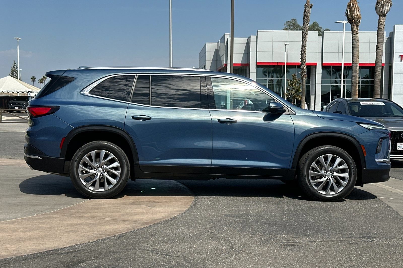 Certified 2025 Buick Enclave Preferred FWD image 2