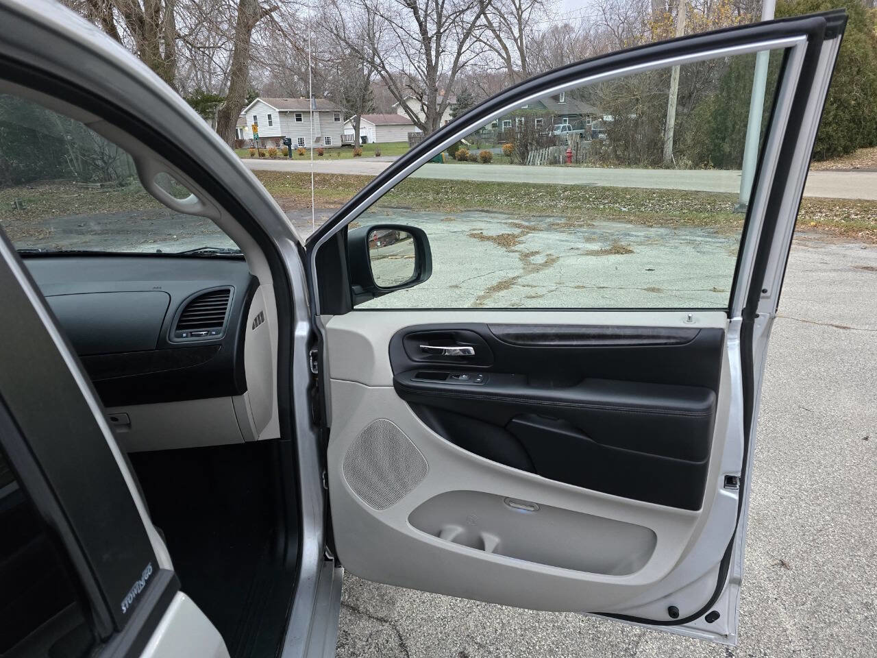 Used 2012 Dodge Grand Caravan SXT image 12