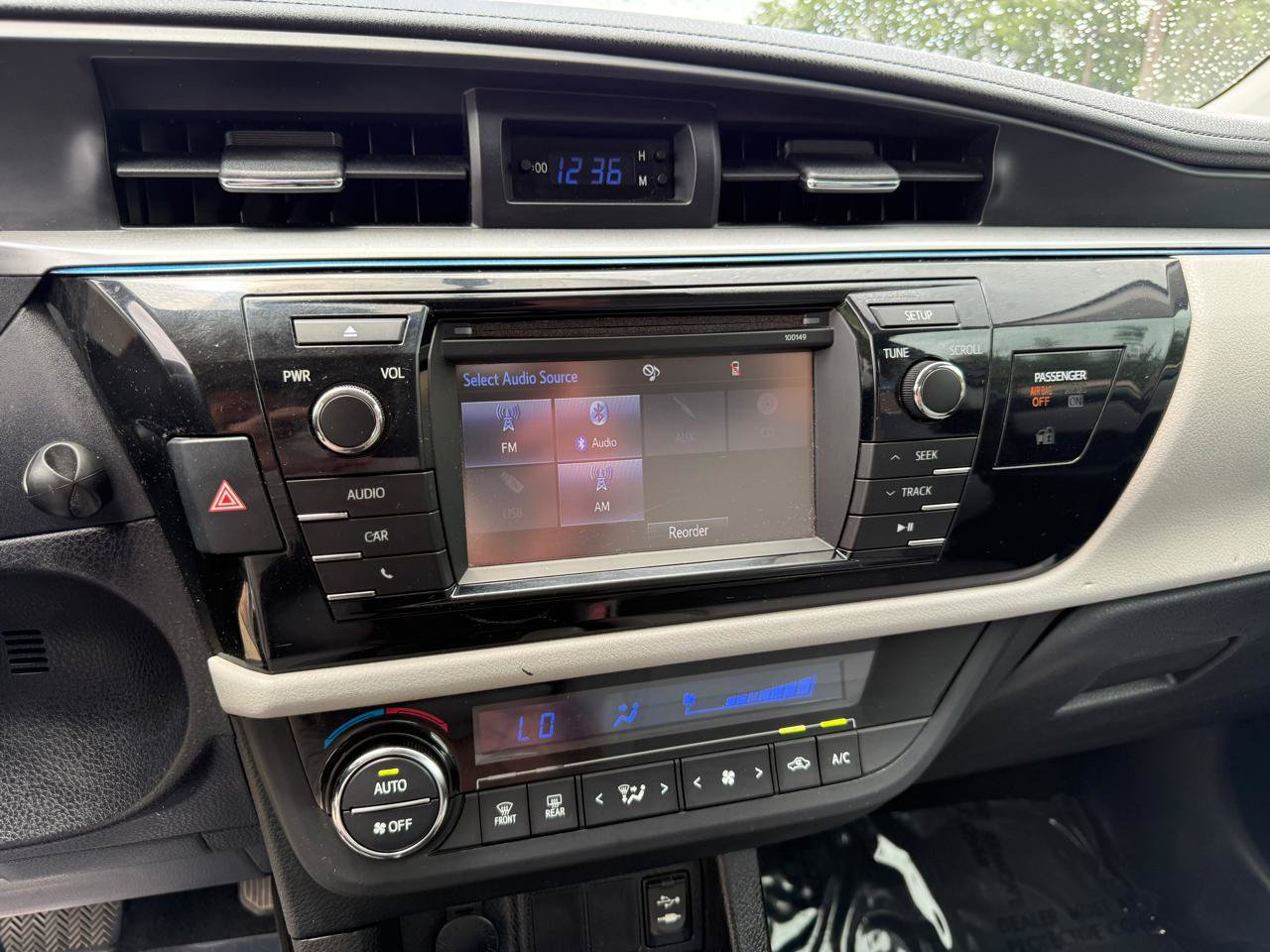 Used 2015 Toyota Corolla LE FWD image 17