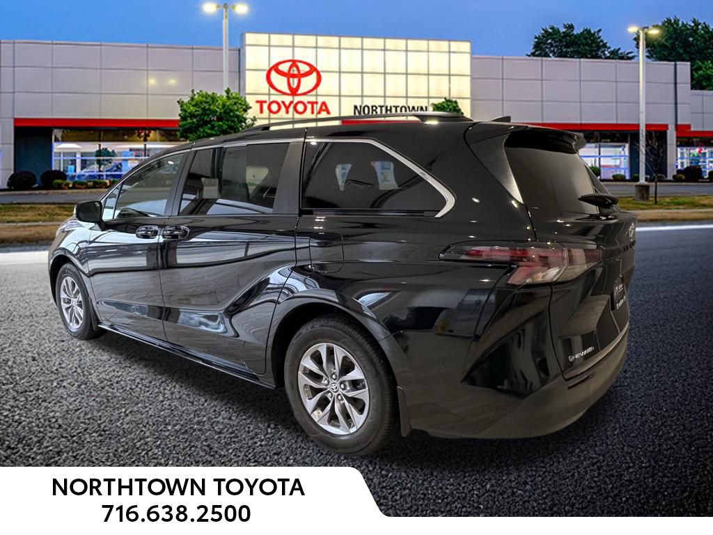 Used 2025 Toyota Sienna LE w/ LE Plus Package image 3