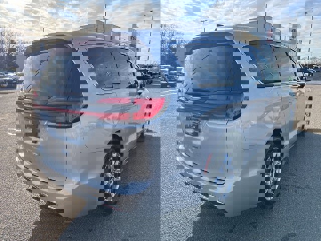 Used 2024 Chrysler Pacifica Touring-L image 11