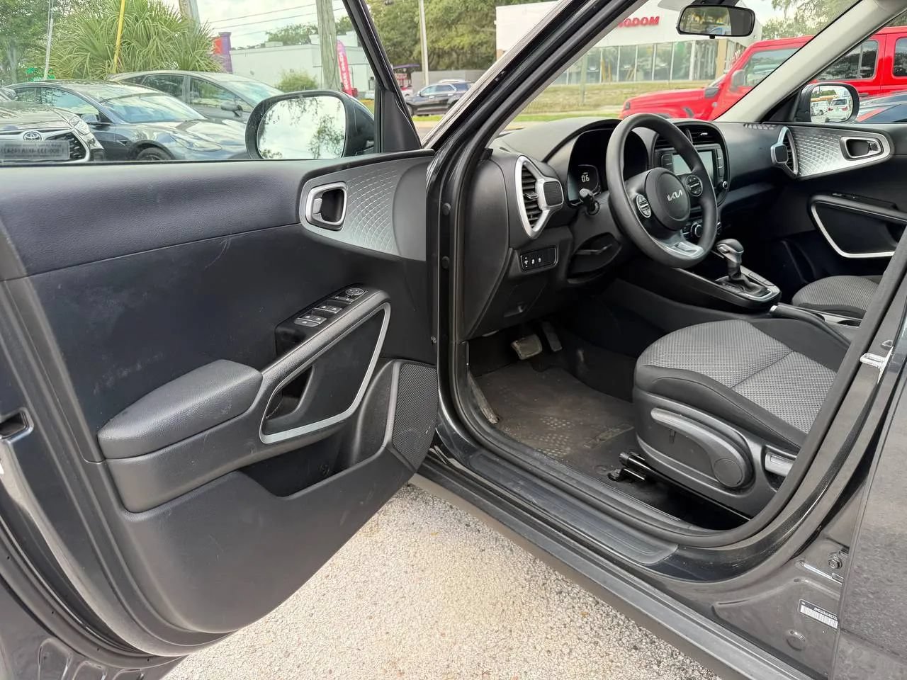 Used 2025 Kia Soul LX w/ LX Technology Package FWD image 6