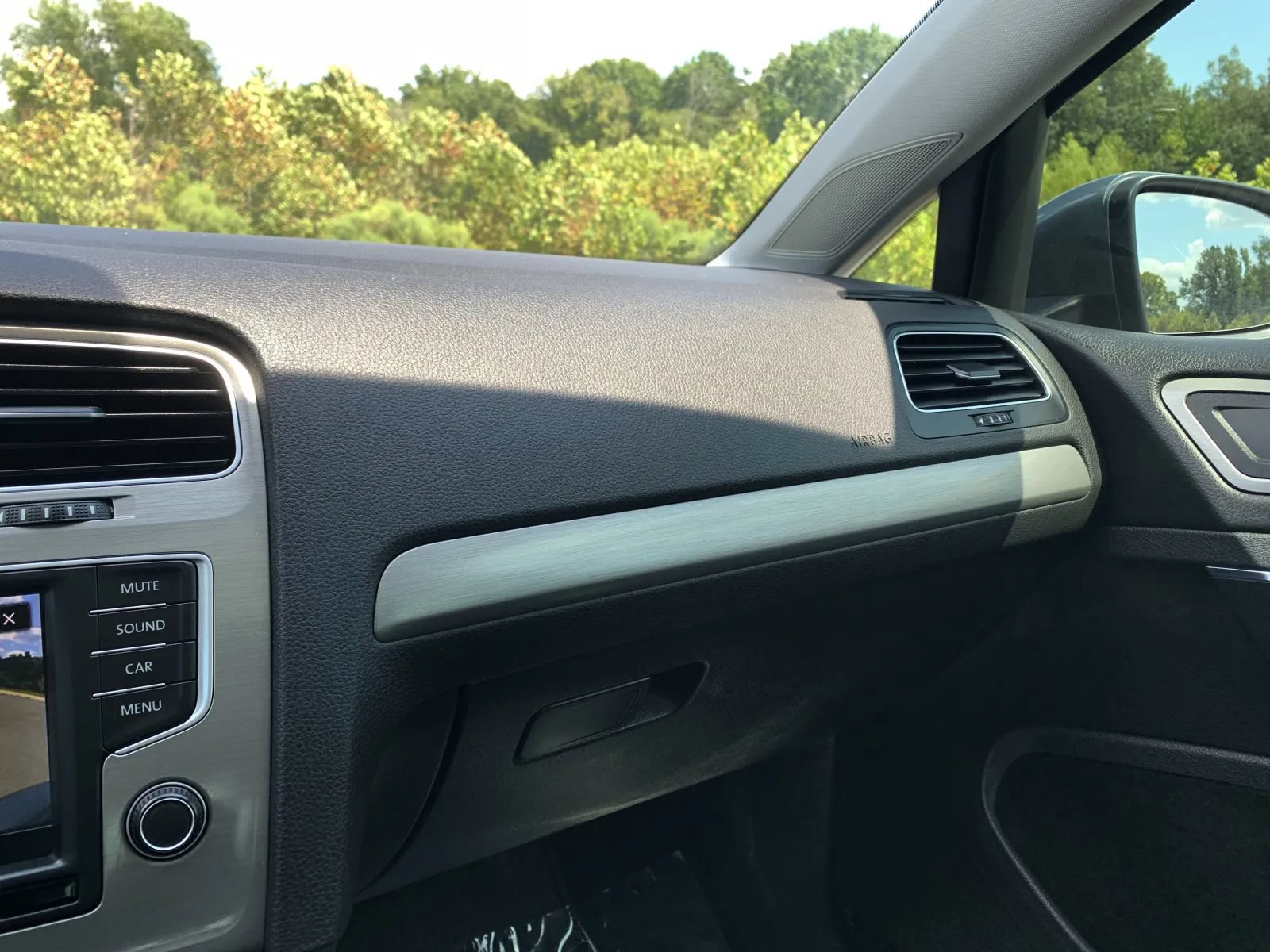Used 2017 Volkswagen Golf 4-Door FWD image 24
