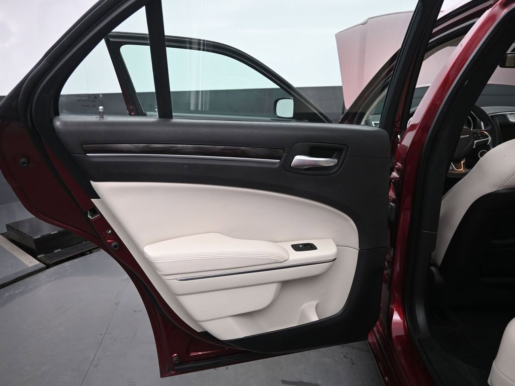 Used 2016 Chrysler 300 Limited image 14