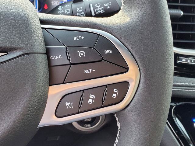 Used 2027 Chrysler Pacifica Select AWD/4WD image 11