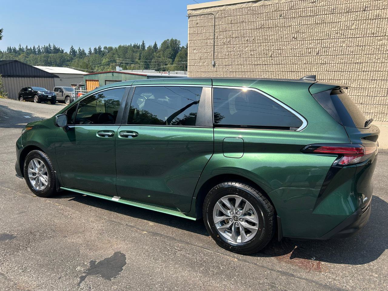 Used 2022 Toyota Sienna XLE AWD/4WD image 7