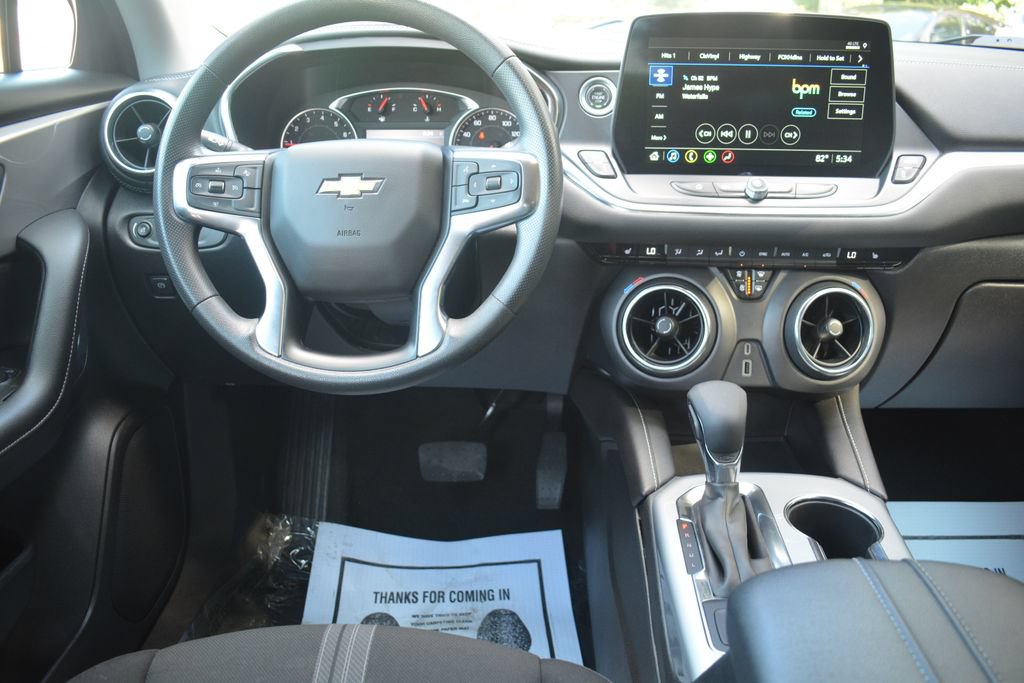Used 2025 Chevrolet Blazer LT FWD image 3