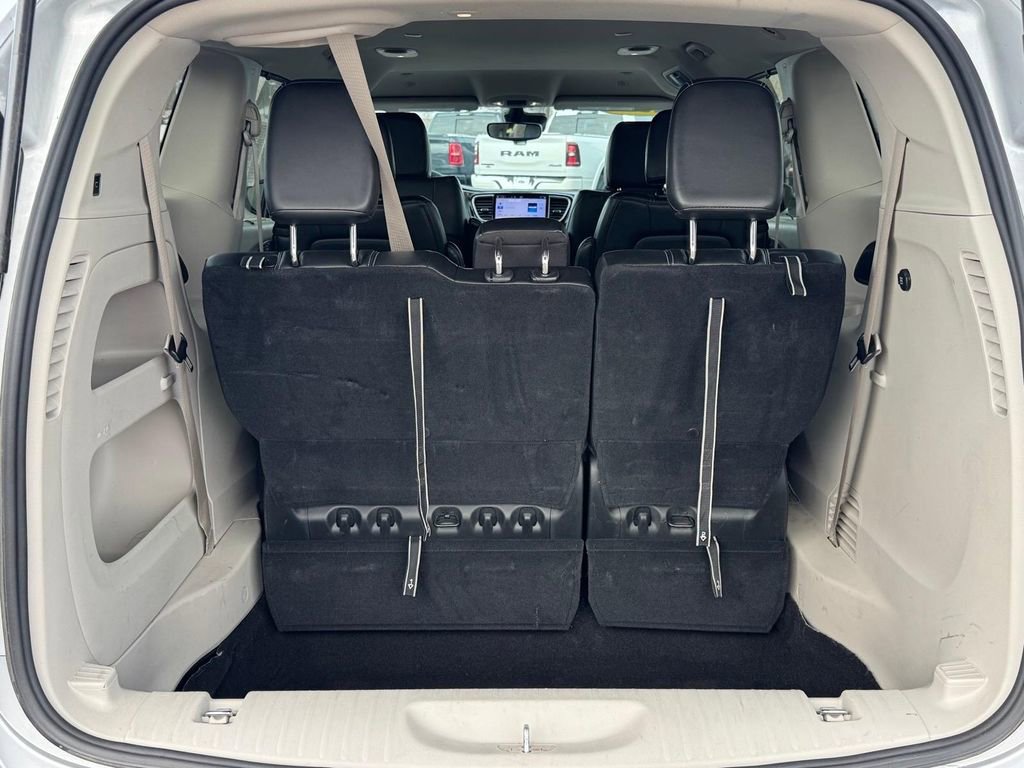 Used 2024 Chrysler Pacifica Touring-L image 3