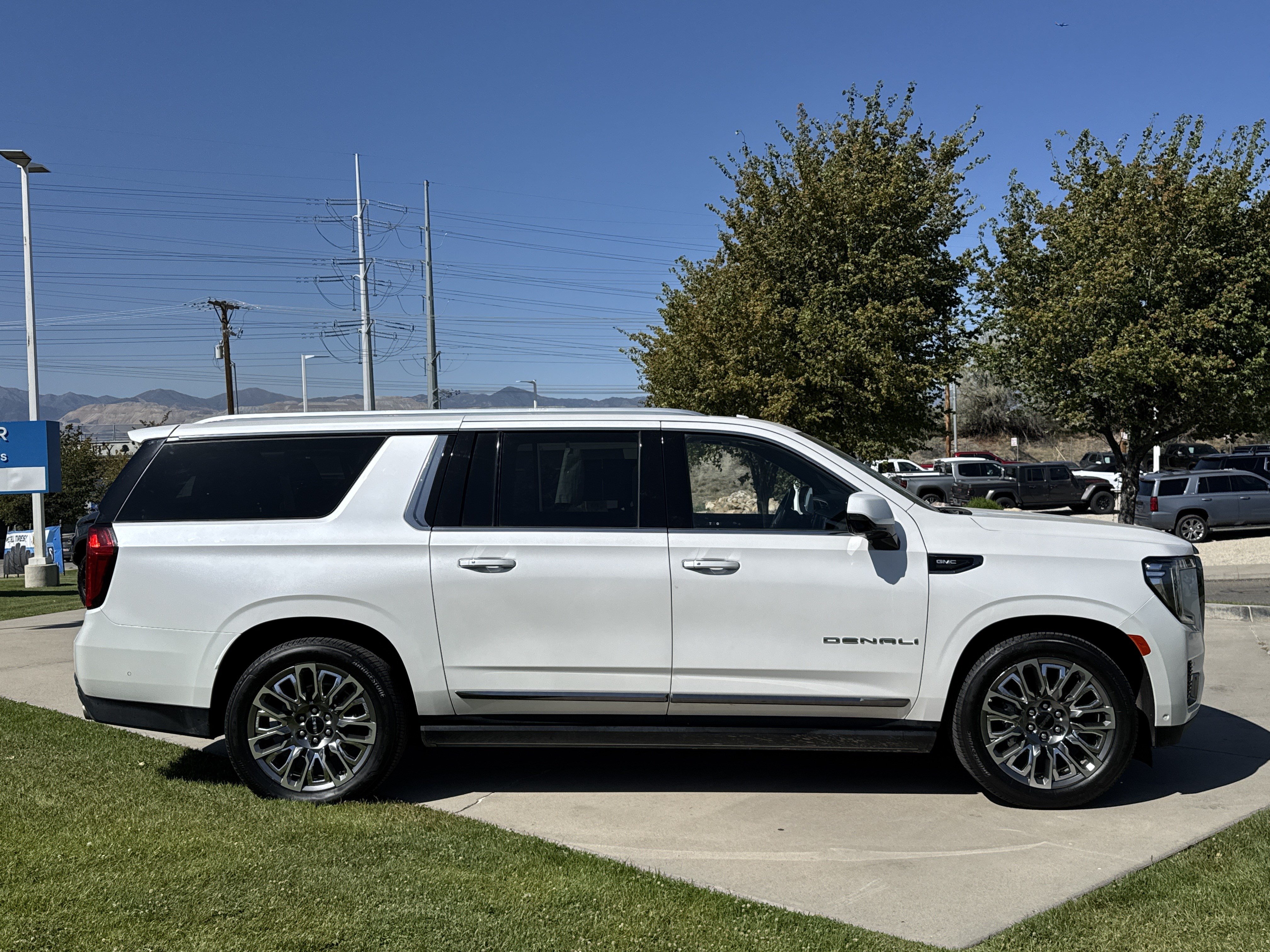Used 2023 GMC Yukon XL Denali Ultimate AWD/4WD image 6