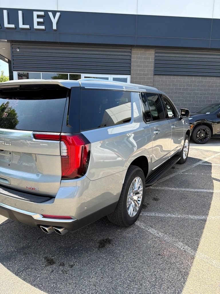 Used 2025 GMC Yukon XL Denali AWD/4WD image 6