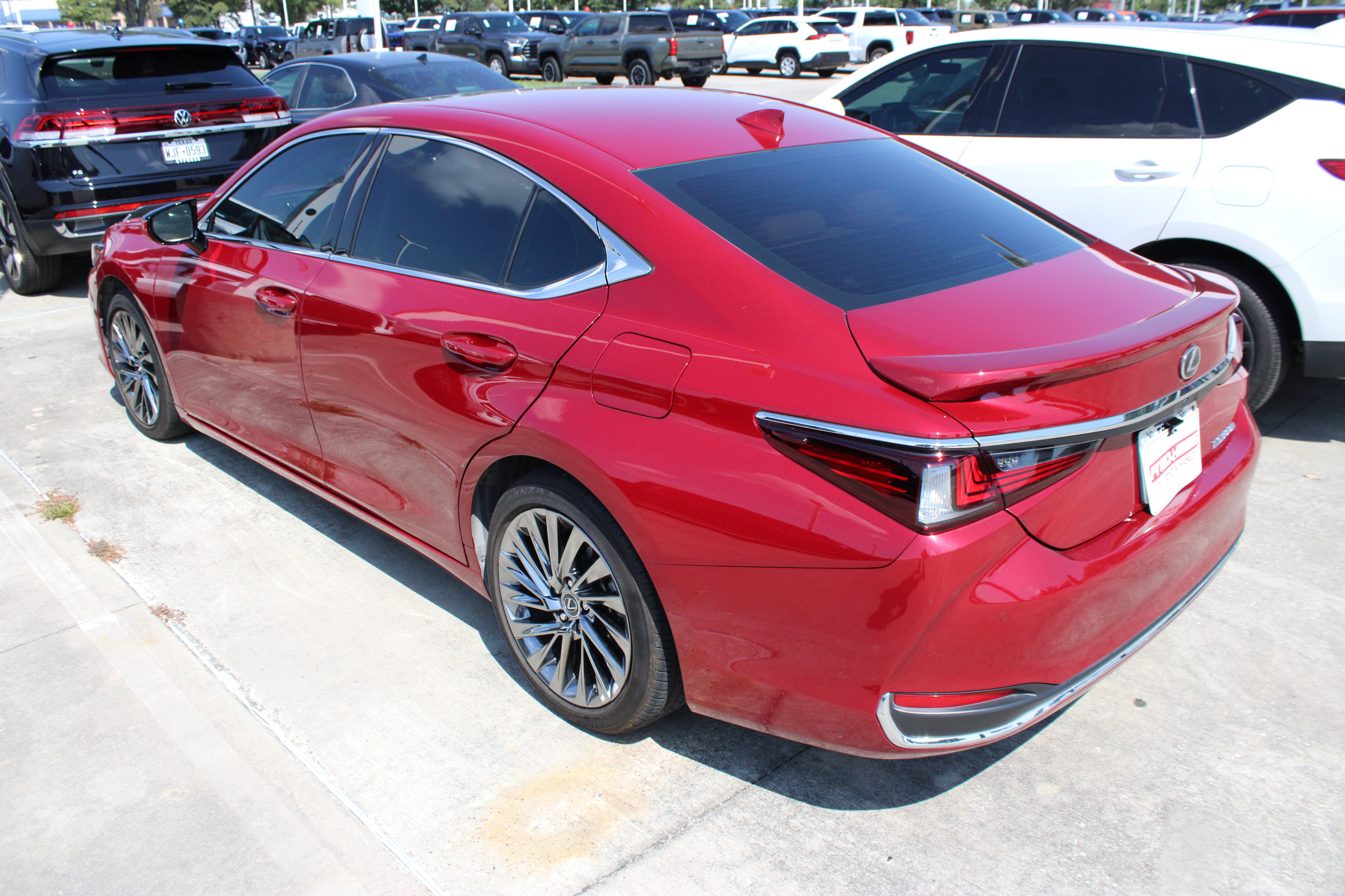 Used 2025 Lexus ES 300h Ultra Luxury w/ Accessory Package (Z2) FWD image 6