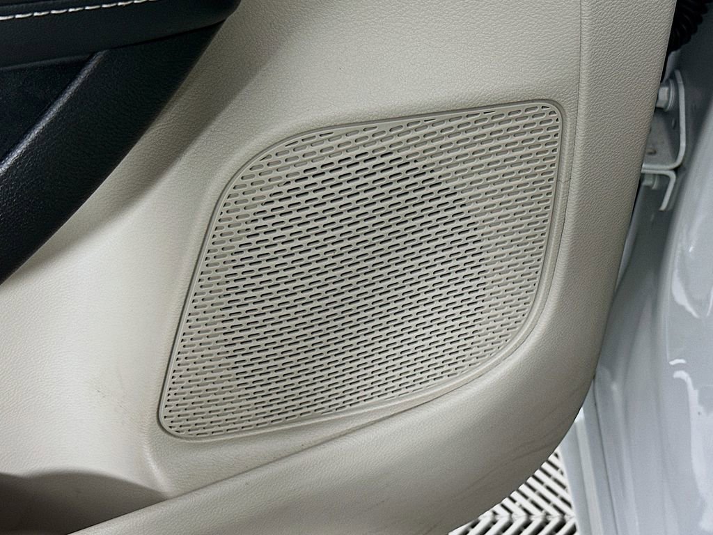 Used 2023 Chrysler Pacifica Touring-L image 28