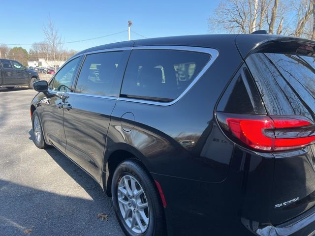 Used 2025 Chrysler Pacifica Select image 3