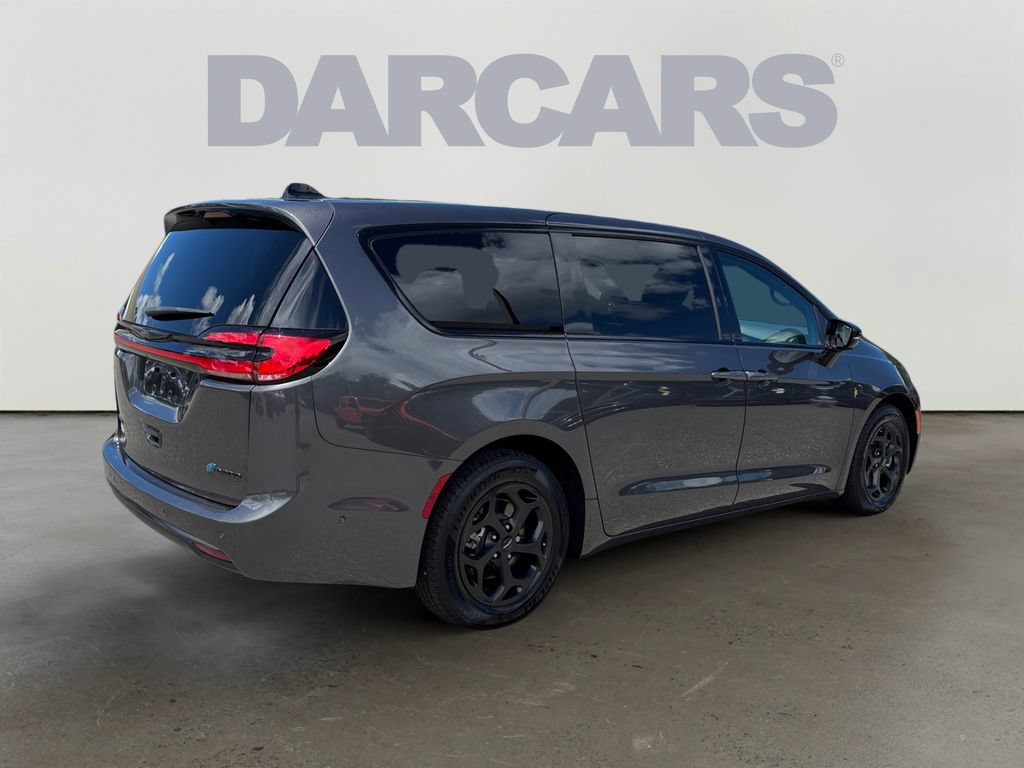 Used 2023 Chrysler Pacifica Limited w/ Uconnect Theater Family Group FWD image 7
