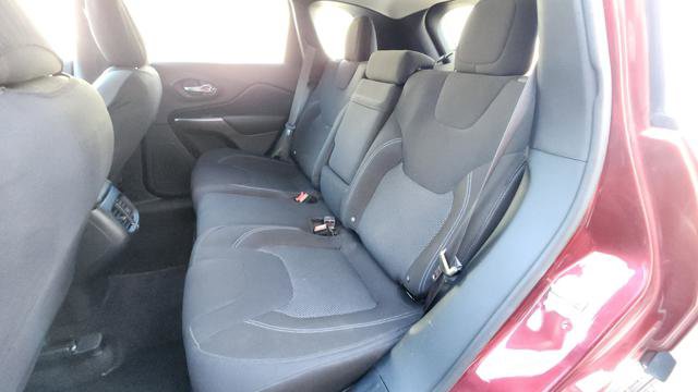 Used 2019 Jeep Cherokee Latitude w/ Cold Weather Group image 17