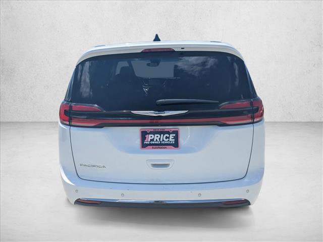 Used 2024 Chrysler Pacifica Touring-L FWD image 6