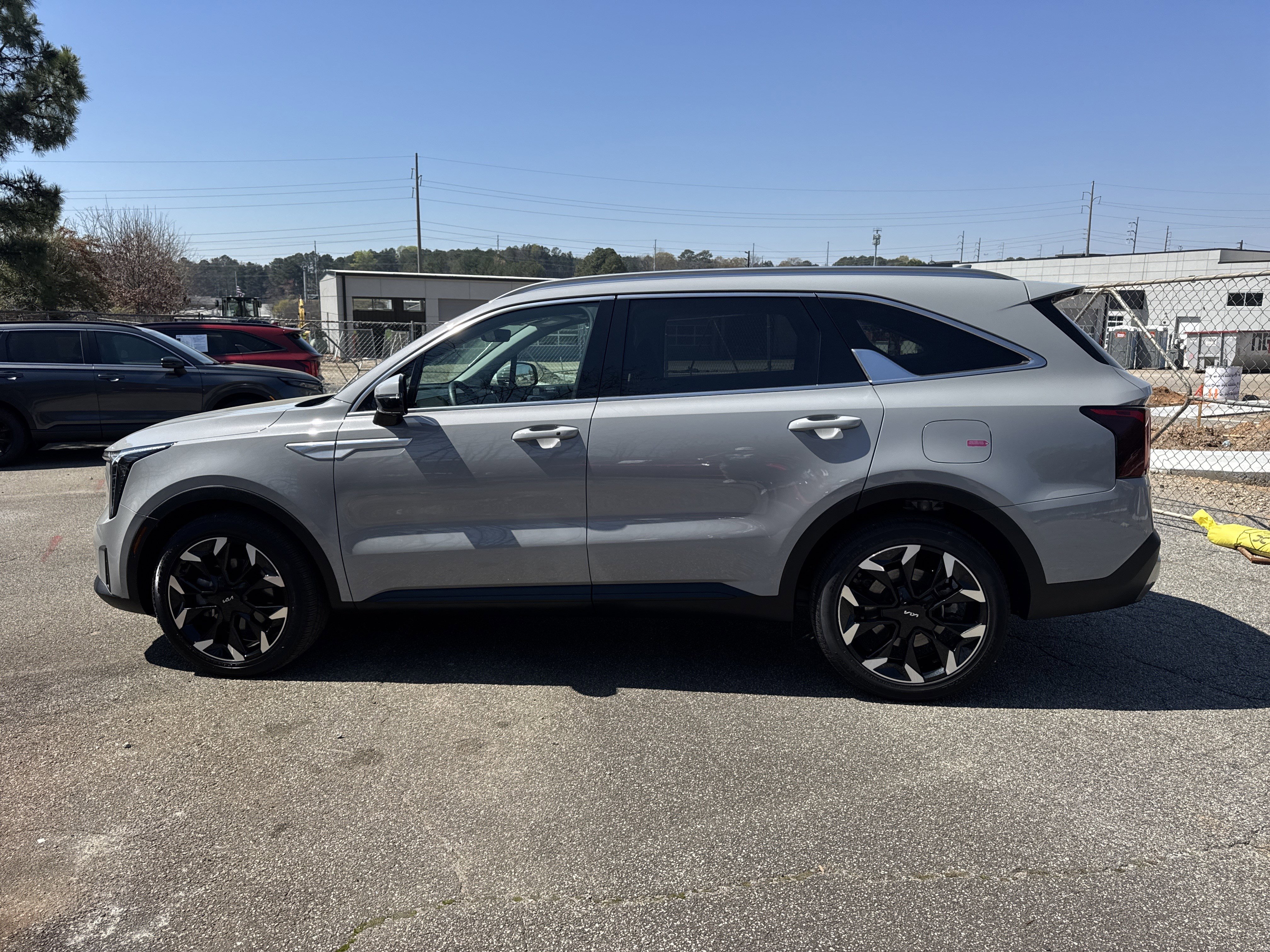 Used 2025 Kia Sorento EX w/ Panoramic Sunroof Package image 4