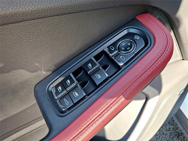 Used 2025 Porsche Macan image 18