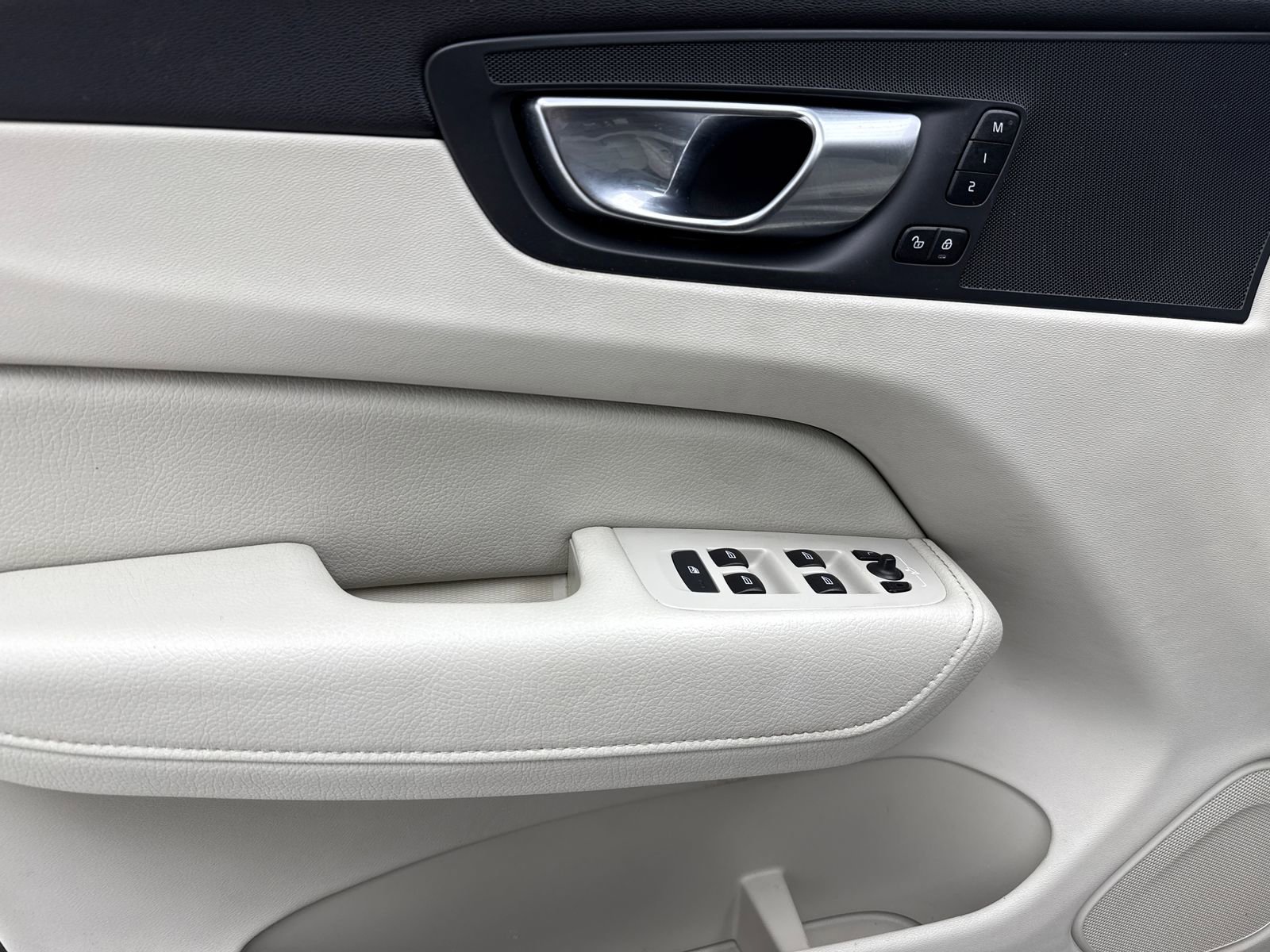 Used 2022 Volvo XC60 B5 Momentum w/ Protection Package Premier FWD image 37