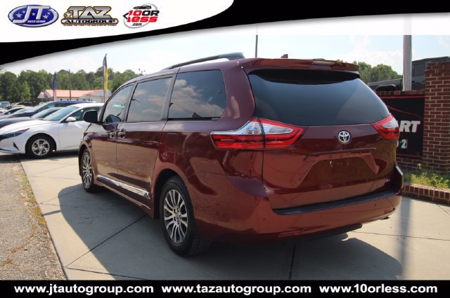 Used 2018 Toyota Sienna XLE Premium w/ Carpet Mat Package FWD image 5