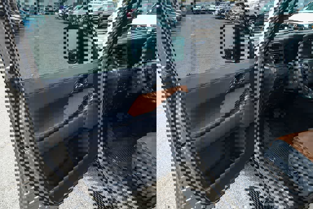 Used 2024 Lexus GX 550 w/ Accessory Package (2T) AWD/4WD image 29