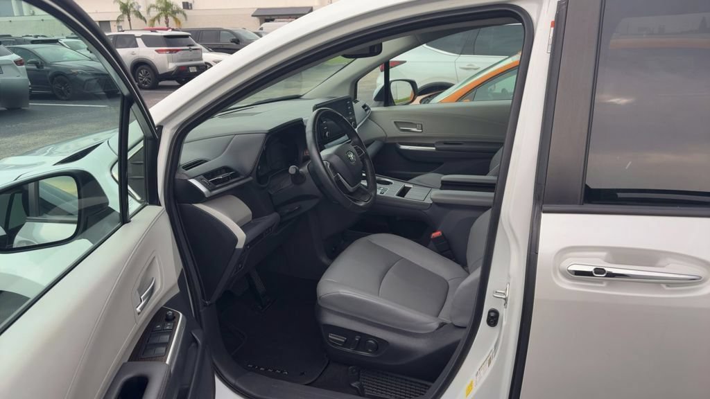 Used 2024 Toyota Sienna XLE FWD image 5