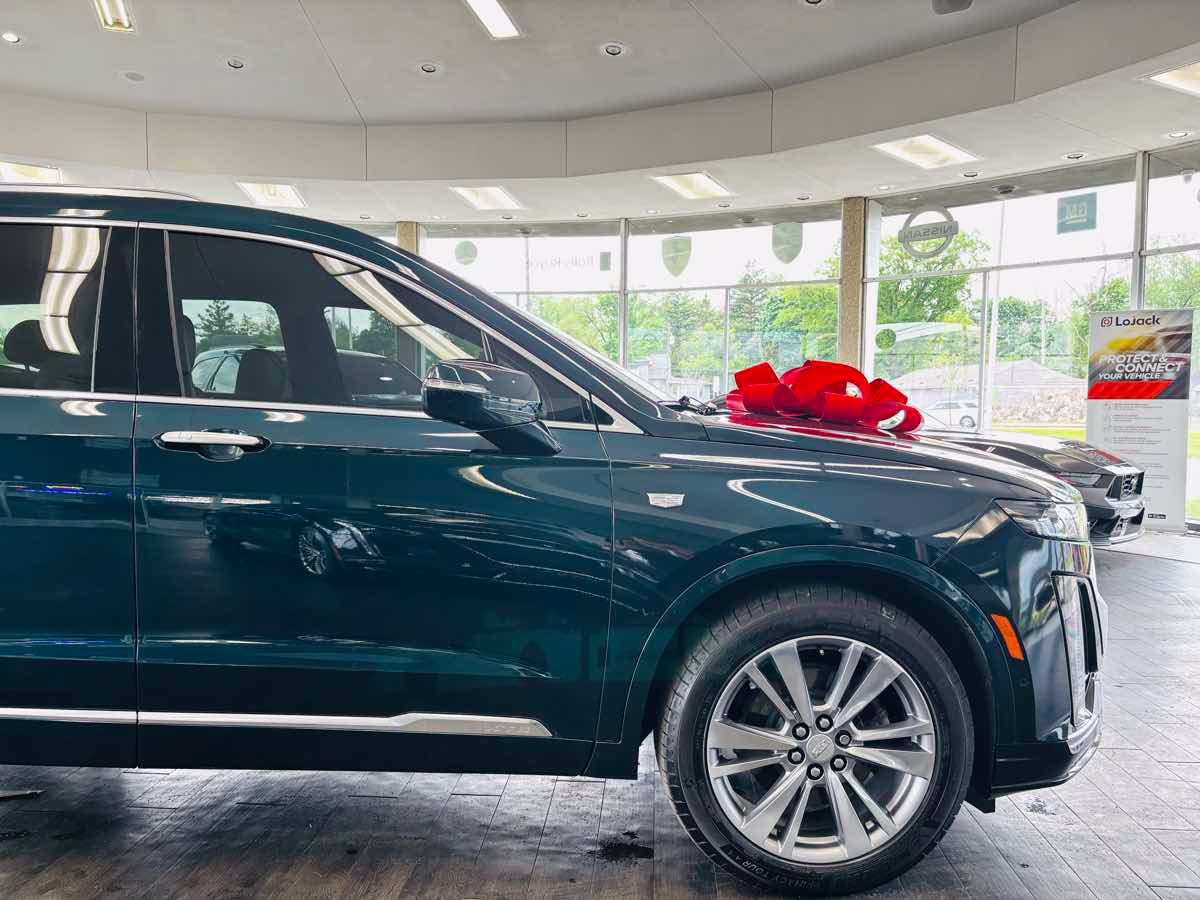 Used 2024 Cadillac XT6 Premium Luxury w/ Technology Package FWD image 4