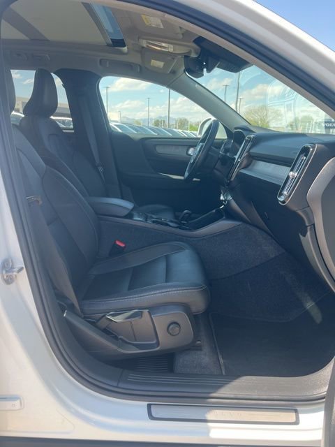 Used 2025 Volvo XC40 B5 Core w/ Climate Package image 29