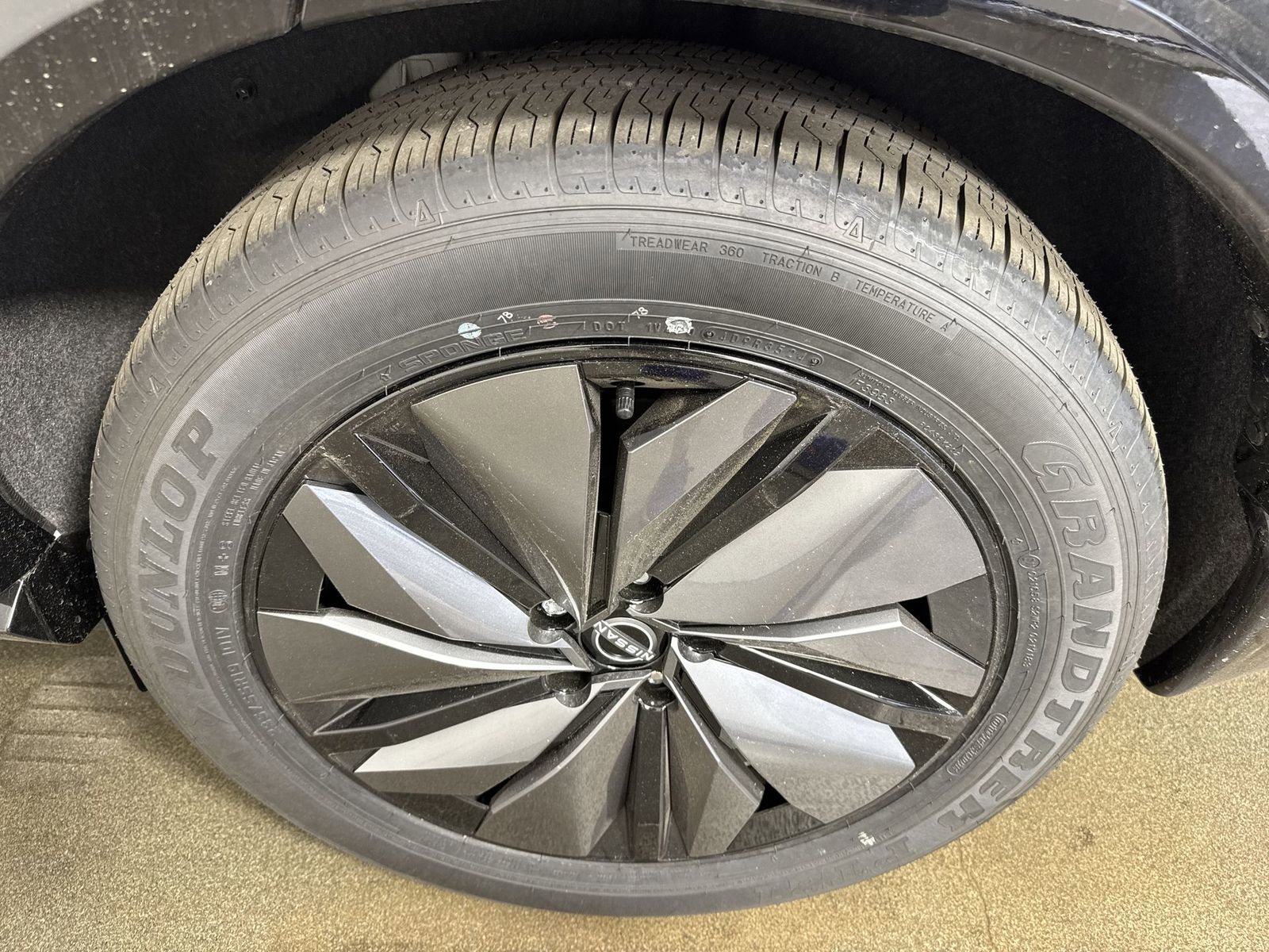 New 2025 Nissan Ariya Platinum image 6