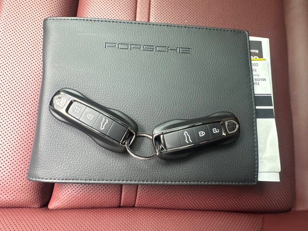 Certified 2025 Porsche Cayenne Turbo AWD/4WD image 28