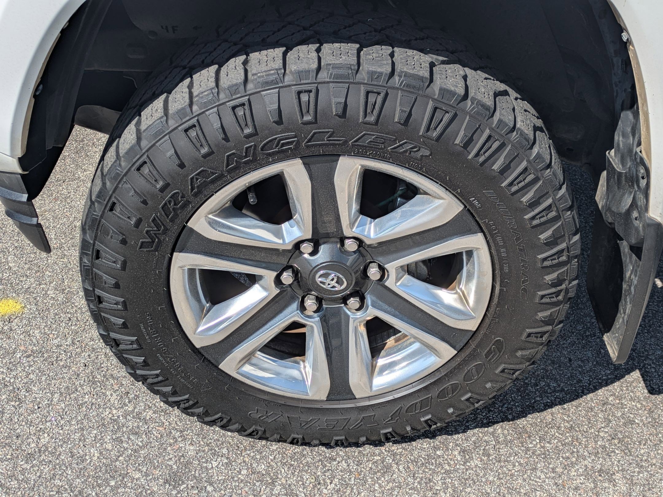 Used 2016 Toyota Tacoma Limited w/ Towing Package image 10