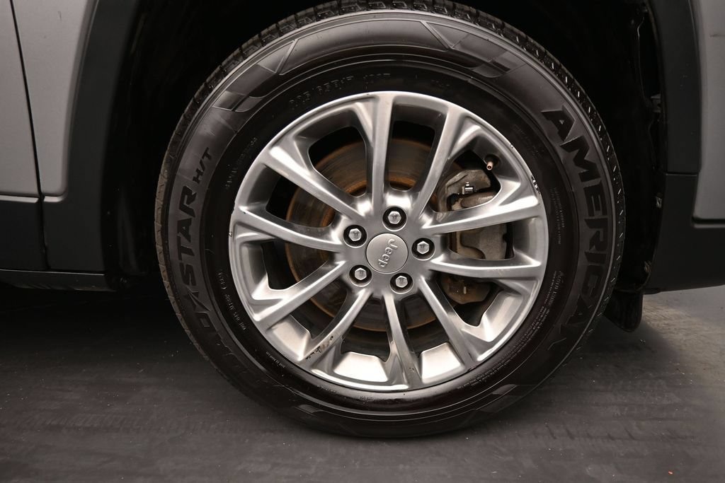 Used 2019 Jeep Cherokee Latitude Plus AWD/4WD image 10