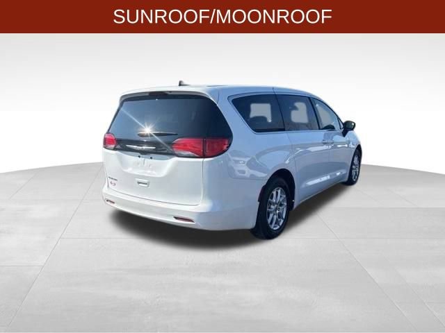 Used 2023 Chrysler Voyager LX image 7