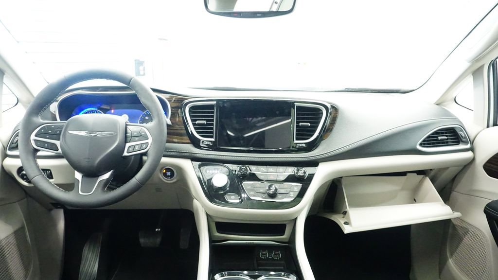 Used 2024 Chrysler Pacifica Limited AWD/4WD image 18