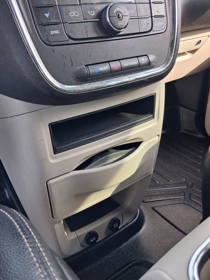 Used 2014 Chrysler Town & Country Touring FWD image 19