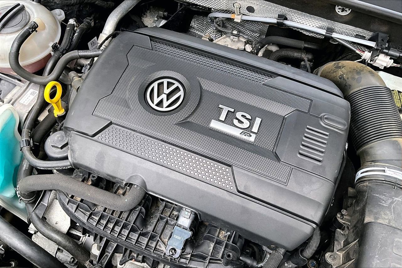 Used 2016 Volkswagen Golf R 4-Door AWD/4WD image 31