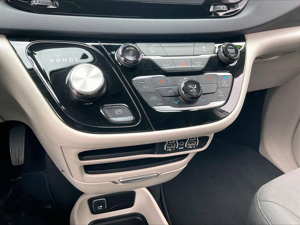 Used 2023 Chrysler Voyager LX FWD image 25