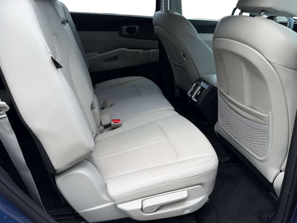 Used 2025 Kia Sorento S AWD/4WD image 9