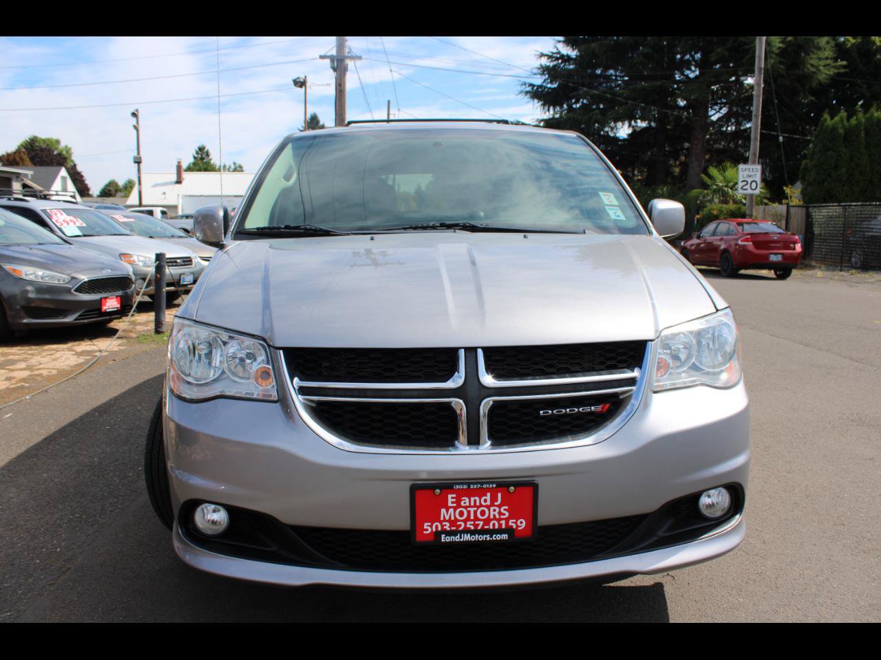 Used 2016 Dodge Grand Caravan SXT FWD image 2