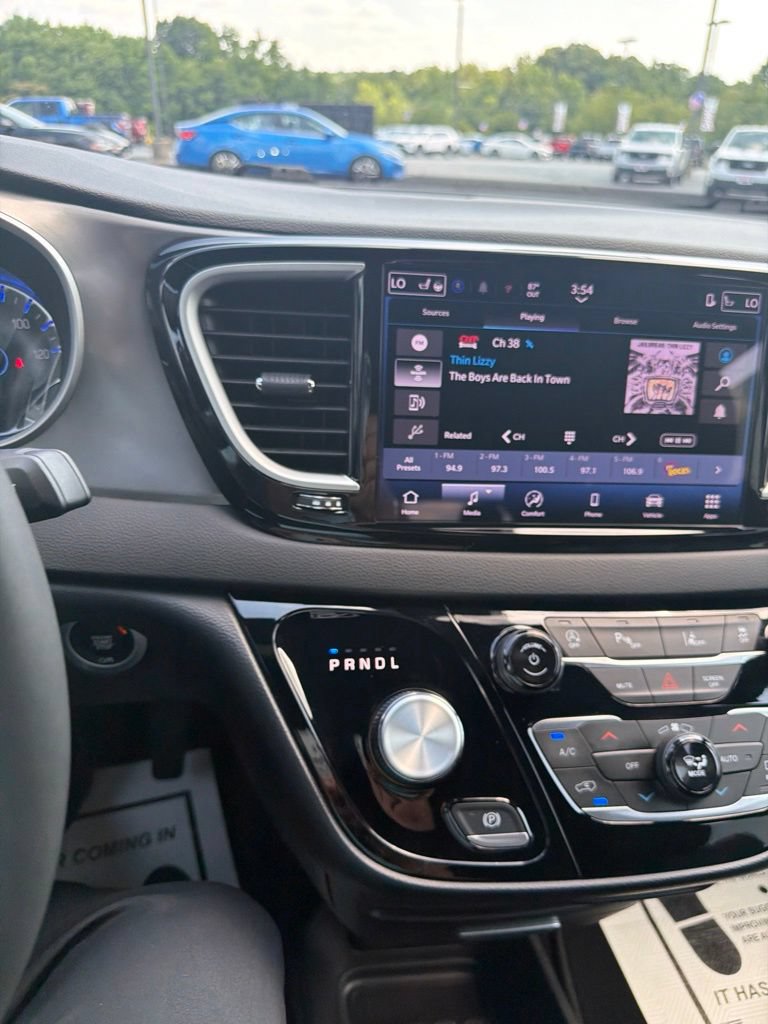 Used 2025 Chrysler Pacifica Select FWD image 10