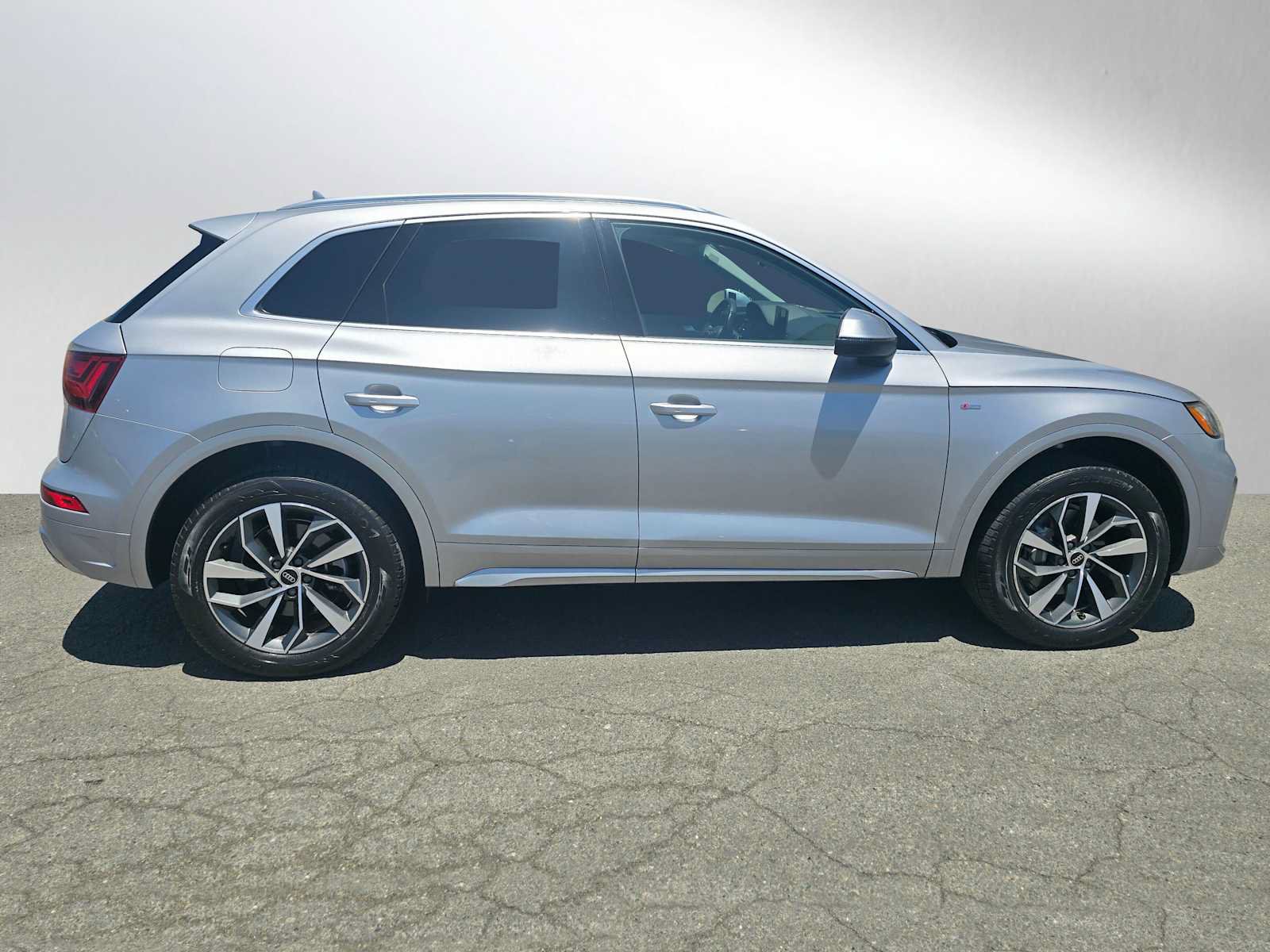 Used 2023 Audi Q5 2.0T Premium Plus w/ Premium Plus Package AWD/4WD image 2