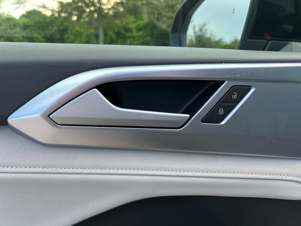 Certified 2025 Volkswagen Taos SE image 12